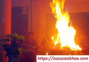 Cháy bát hương là điềm gì, tốt hay xấu, hên hay xui